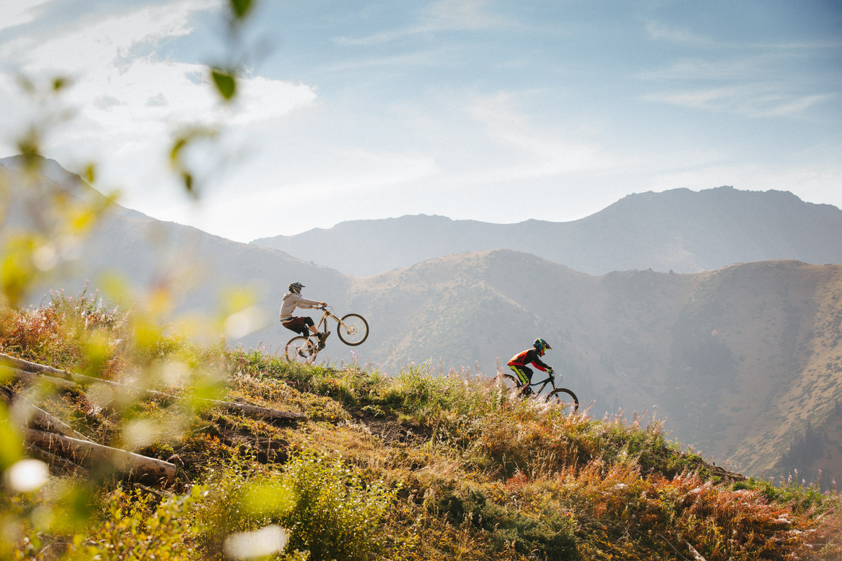 MTB велосипед на горной дороге в Казахстане