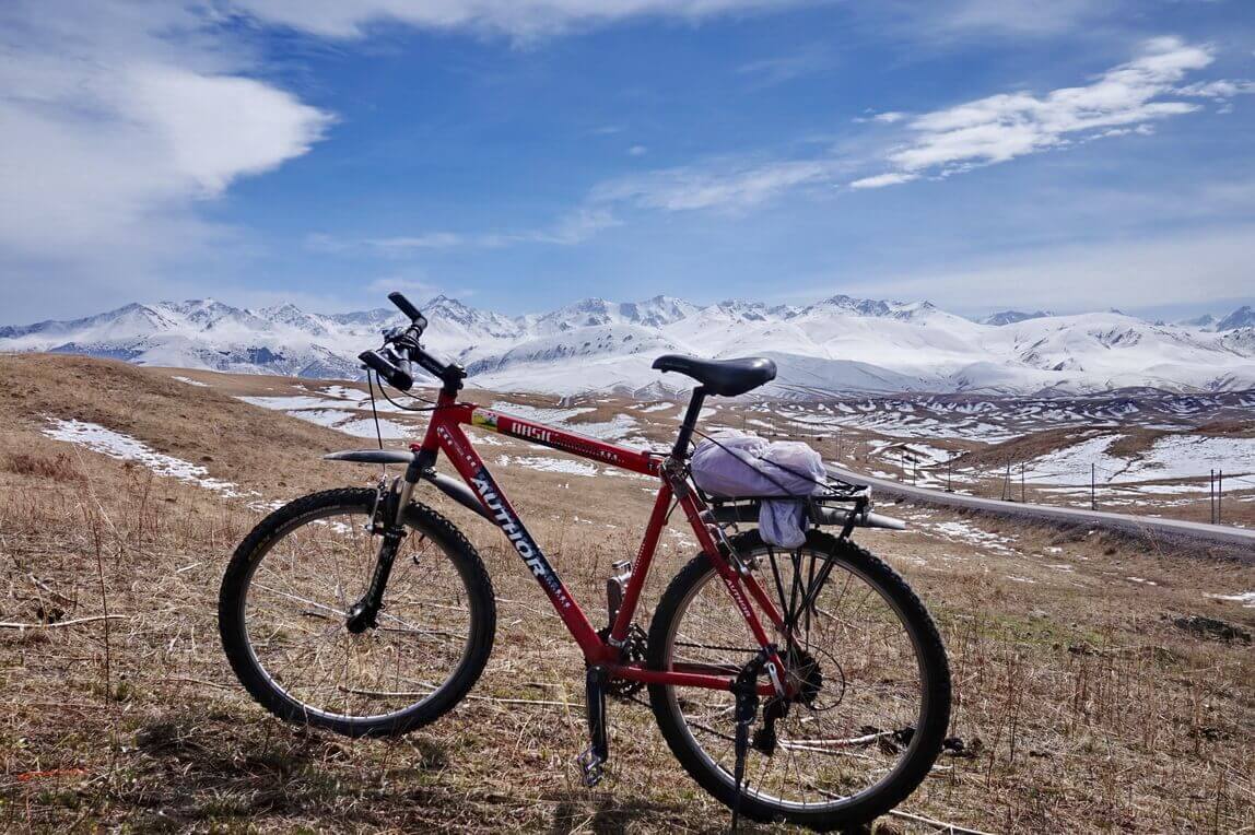 MTB велосипед на горном маршруте Казахстана